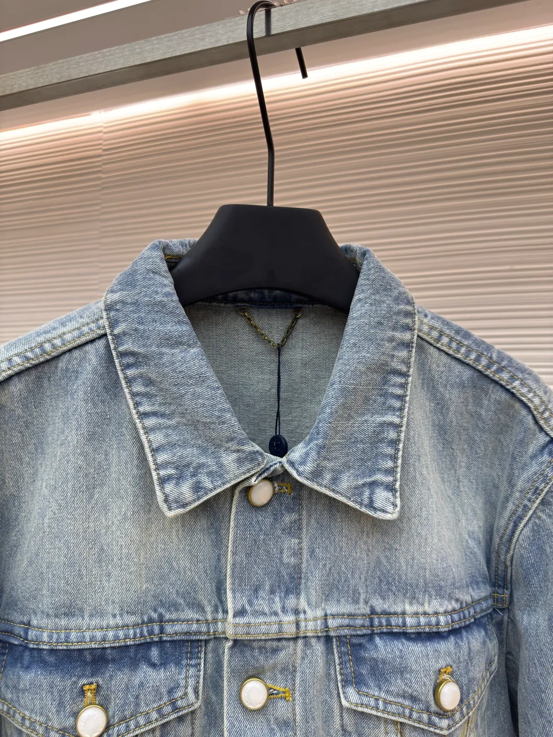 LOUIS VUITTON patch letter denim jacket ●Authentic product: purchased and developed for 16700 ●Item number: 1680028-B35 ●Fabric: denim fabric ●Technology: washed production ●Version: fitted version ●Weight: about 1050 grams ●Size: 46-48-50-52 ●Description: Letters gold gold thread embroidered denim Brand presbyopia logo iconic pattern It has a strong street American style and is very chic. The whole piece is still the same loose version as always, which hides the flesh. The regular denim lapel design gives people a smart and generous look. Customized logo buttons and leather labels come with a full set of accessories. It is cool, stylish and fairy-like. It is also an absolute C-position piece and is highly recommended!  Very heavy work, exquisite details, special washing process, multiple washings can show the same perfect washing color effect as the original. The overall wiring is straight and delicate, the fabric is comfortable and soft, and the color is consistent without color difference. It can be matched with the same style to create a fashionable look and control various occasions. Customized accessories, complete with three standards, same style for men and women!